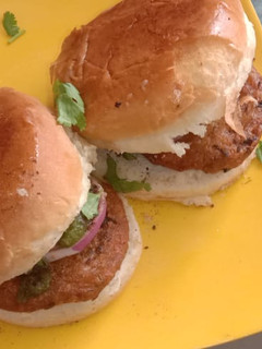 आलू की टिक्की और बर्गर(aloo tikki aur burger recepie in hindi) रेसिपी मुख्य फोटो