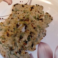 A picture of Fenugreek and radish paratha.