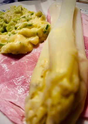 Une photo de Asperges aux deux sauces
