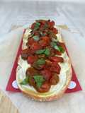 Pan pizza con tomates cherry asados, mozzarella y albahaca