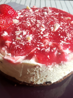 Una foto de Cheesecake de fresas y chocolate blanco