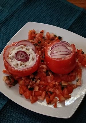 Foto di Pomodori cuore di bue con stracchino e acciughe