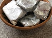 Una foto de consomé con verdura