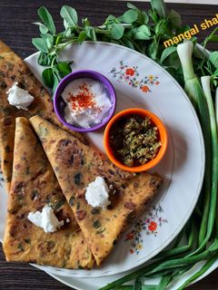 मेथी कांदा पात टेस्टी पराठा (methi kanda paat tasty paratha recipe in marathi) रेसिपी चे मुख्य फोटो
