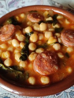 Una foto de Garbanzos con chorizo y espinacas en 30 minutos