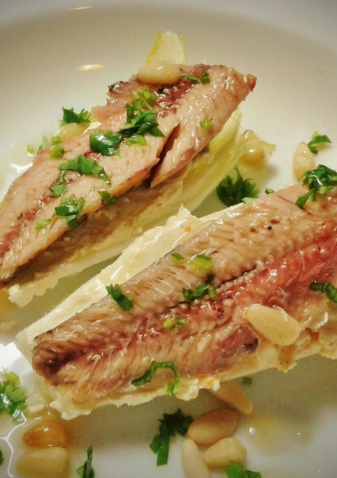 Una foto de Sardinas sobre cama de endivias