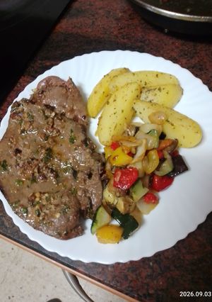 Foto principal de Hígado a la plancha con papas salteadas y salteado de verduras
