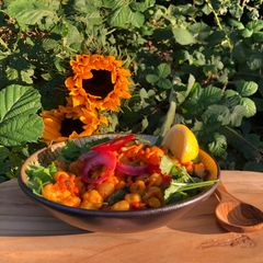 A picture of Vegan chickpea curry with pickles 🌱.