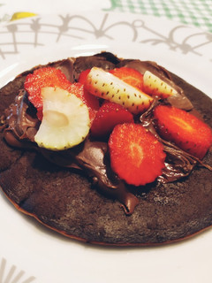 Una foto de Tortitas de plátano, avena y cacao con fresas