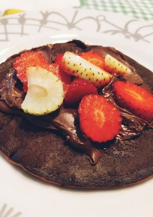 Foto principal de Tortitas de plátano, avena y cacao con fresas