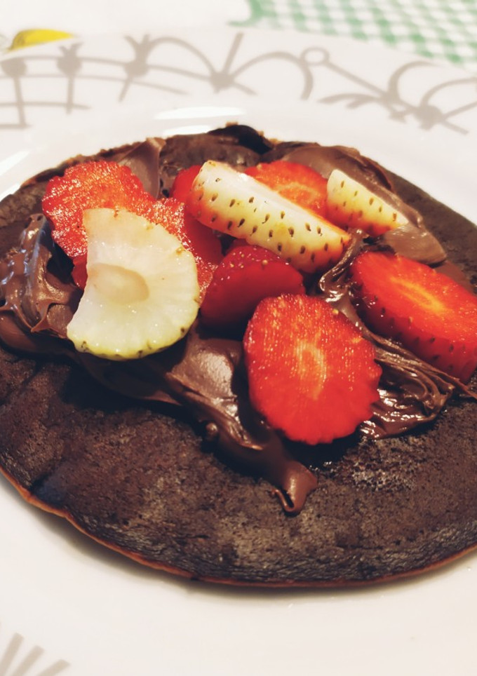 Una foto de Tortitas de plátano, avena y cacao con fresas