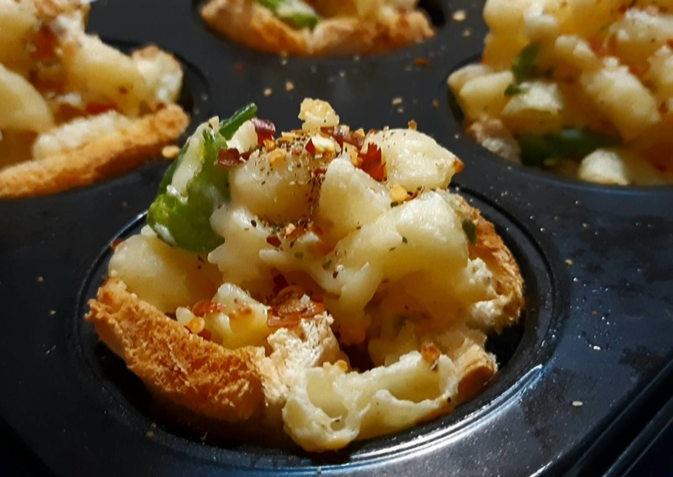 Mac and Cheese Cups | Baked Mac and Cheese Bread Basket |