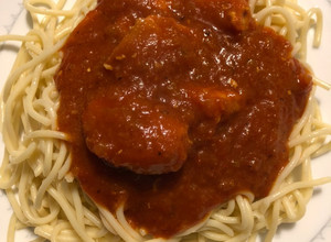 Una foto de Tallarines rojos con pollo