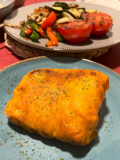 Una foto de Bacalao a la gabardina con verduras a la plancha y salsa romescu