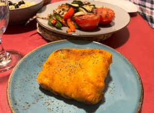 Foto principal de Bacalao a la gabardina con verduras a la plancha y salsa romescu