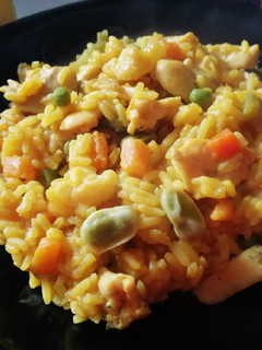 Una foto de Arroz con pollo al ajillo, calabaza y verduras