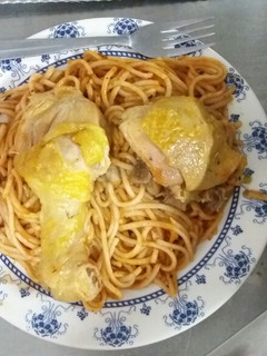 Una foto de Pasta en salsa, acompañada con pernil de pollo