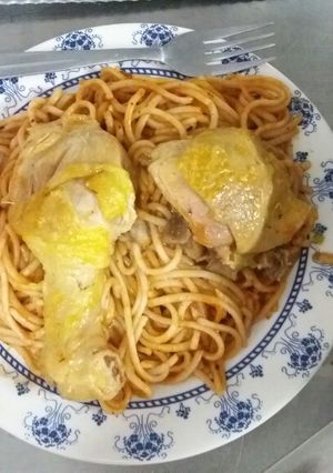 Una foto de Pasta en salsa, acompañada con pernil de pollo