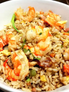 Una foto de Arroz Frito con Bacon y Camarones