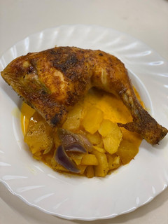 Una foto de Cuartos de Pollo con patatas y cebolla al Neeson
