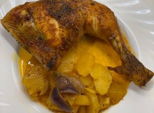 Foto principal de Cuartos de Pollo con patatas y cebolla al Neeson