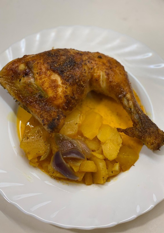 Una foto de Cuartos de Pollo con patatas y cebolla al Neeson