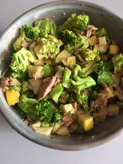 Una foto de Ensalada de brócoli, manzana y atún