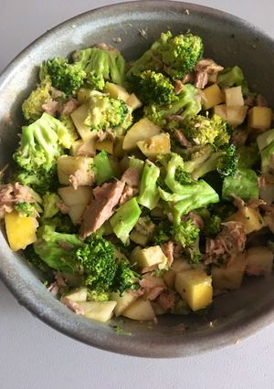Una foto de Ensalada de brócoli, manzana y atún