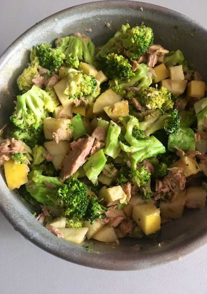 Una foto de Ensalada de brócoli, manzana y atún