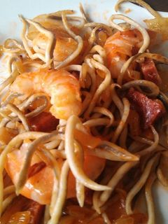 Una foto de Gulas con langostinos y chorizo