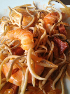 Una foto de Gulas con langostinos y chorizo
