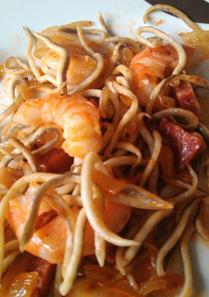 Una foto de Gulas con langostinos y chorizo