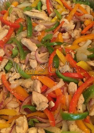 Una foto de Fajitas tex mex de pollo💖💖
