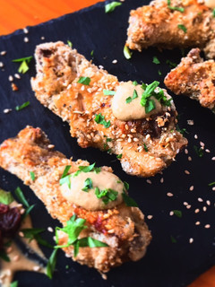 Una foto de Alitas de pollo al horno con avena y salsa vinagreta de Almendras y pasas