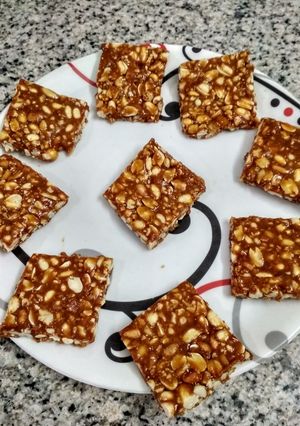 સીંગદાણાની ચીકી(Singdana Chiki Recipe In Gujarati) રેસીપી મુખ્ય ફોટો