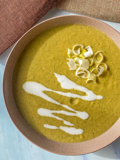 Una foto de Crema de puerros y calabacín con curry