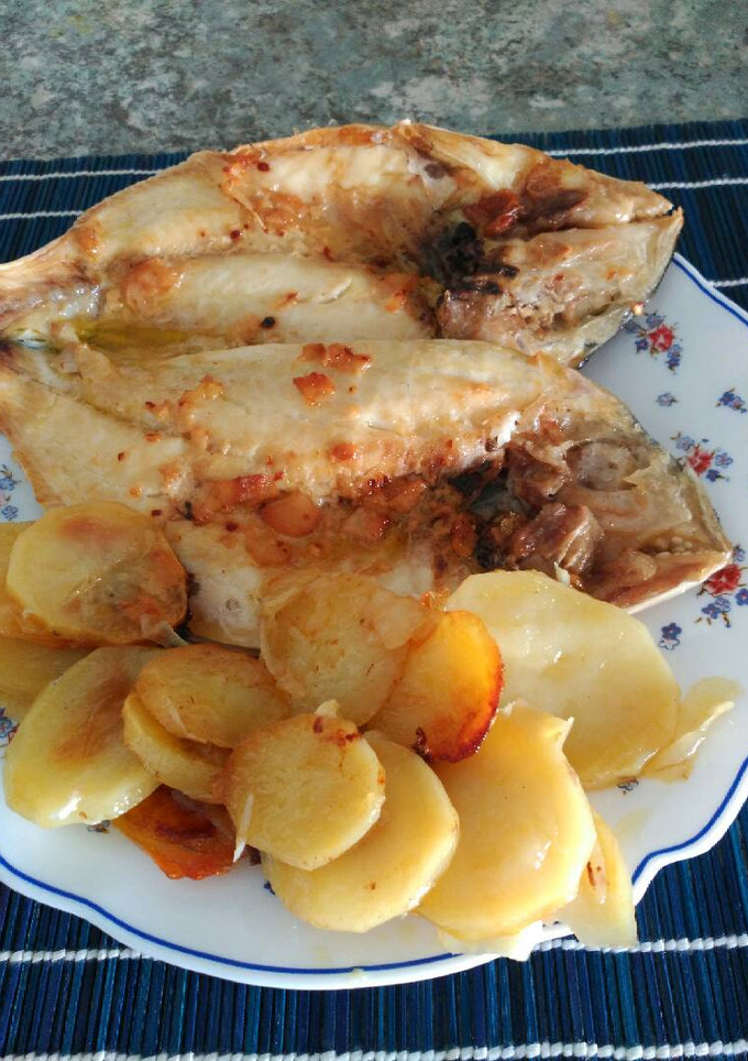Una foto de Dorada a la vizcaína con patatas