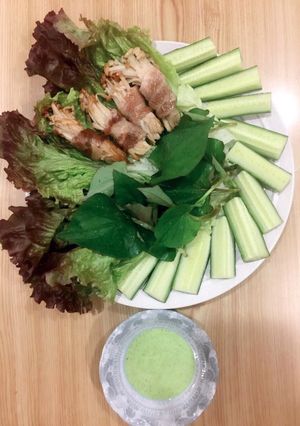 Hình của món Thịt heo cuộn nấm chiên mọi.