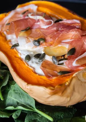 Une photo de Butternut farcie au chèvre, miel et jambon cru