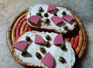 Une photo de Tartines fromage luncheon et câpres