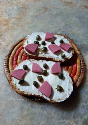 Une photo de Tartines fromage luncheon et câpres