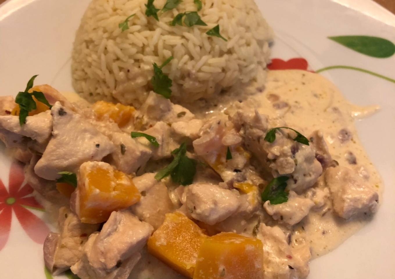 Pollo a la crema con calabaza acompañado con arroz al curry