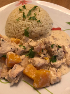Una foto de Pollo a la crema con calabaza acompañado con arroz al curry