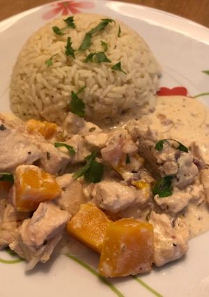 Una foto de Pollo a la crema con calabaza acompañado con arroz al curry
