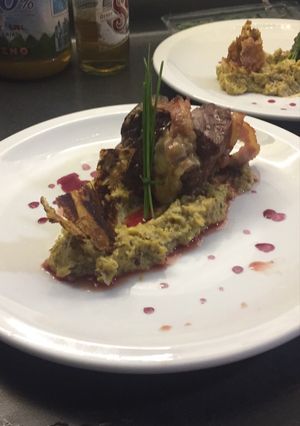 Una foto de Lomo vetado al tocino con guarnición crema de choclo