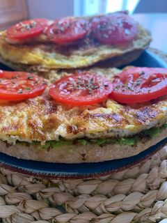 Una foto de Tostadas de aguacate y huevo para un desayuno sano