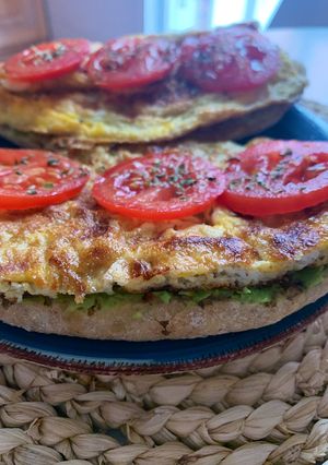 Una foto de Tostadas de aguacate y huevo para un desayuno sano