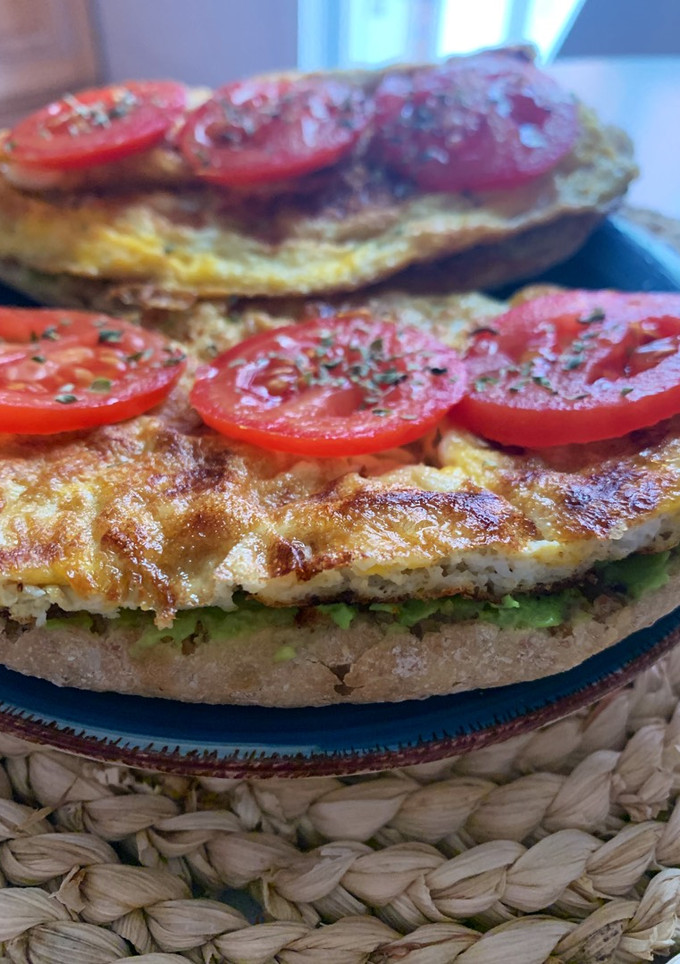 Una foto de Tostadas de aguacate y huevo para un desayuno sano