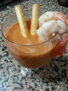 Una foto de Crema de pescado con tropezones de gambones y calamares