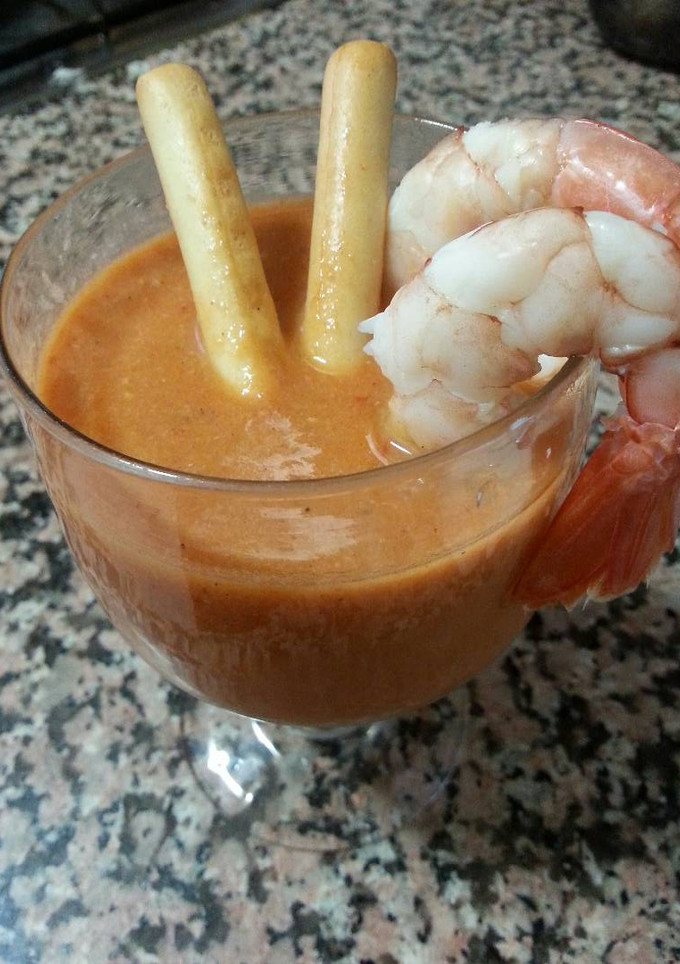 Una foto de Crema de pescado con tropezones de gambones y calamares
